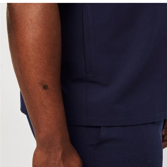 Chisec Three-Pocket Scrub Top - Picture 4 of 7